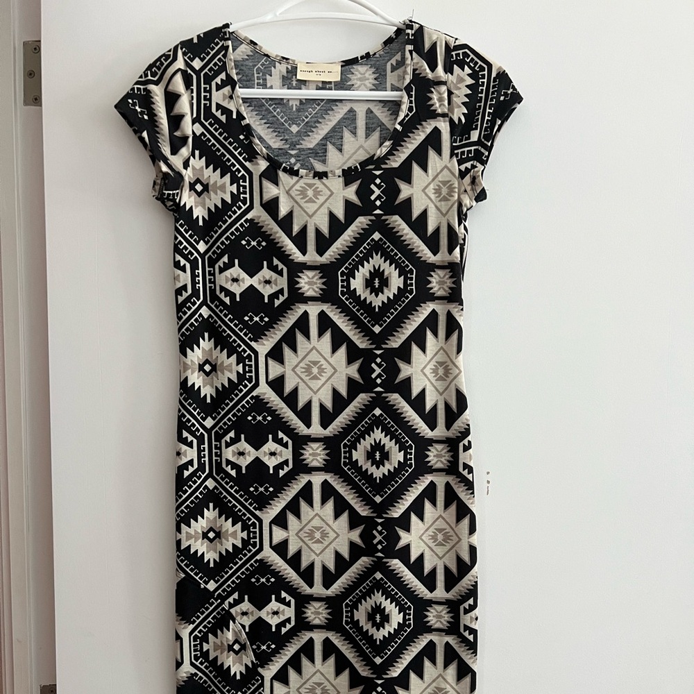 Black and white pattern bodycon tshirt dress with front slit (size small)